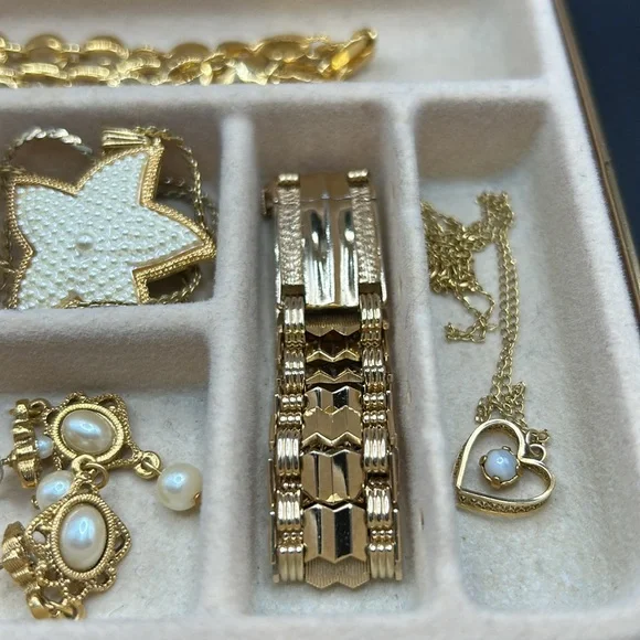 Vintage jewelry box with jewelry selection. Earring, necklaces, ring, etc. - Picture 4 of 16